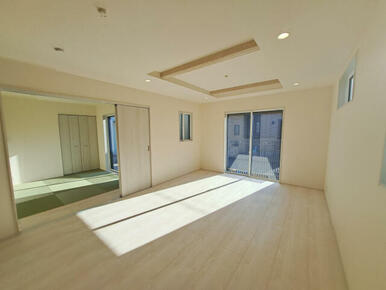 リビングに続き間の和室があります！来客用としてはもちろん、小さなお子様のお昼寝用のスペースにも嬉しい