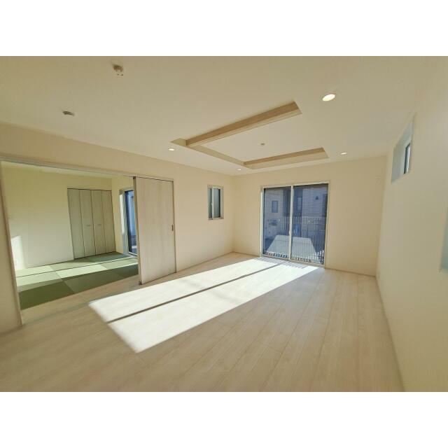 リビングに続き間の和室があります！来客用としてはもちろん、小さなお子様のお昼寝用のスペースにも嬉しい