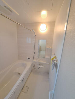 一日の疲れをゆっくり癒せる、落ち着いた雰囲気のバスルームです！