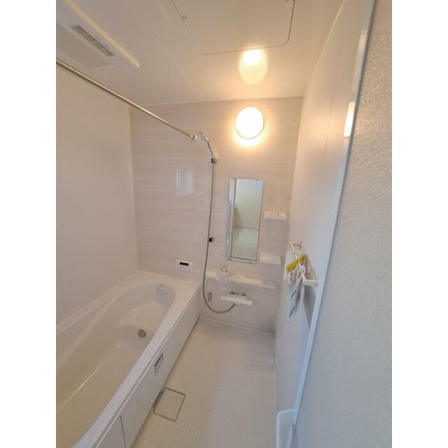 一日の疲れをゆっくり癒せる、落ち着いた雰囲気のバスルームです！