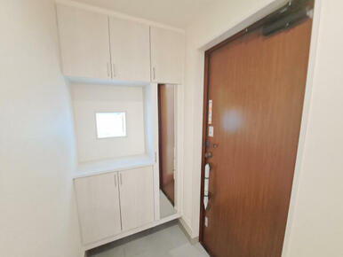 姿見付きの下駄箱で、お家を出る前に今日のコーディネートの最終チェックをすることができます♪