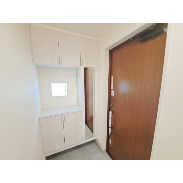 姿見付きの下駄箱で、お家を出る前に今日のコーディネートの最終チェックをすることができます♪