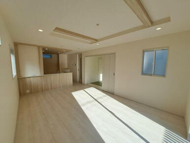 リビングにはアクセントクロスを配置しています☆落ち着いたお部屋の雰囲気をつく上げています♪