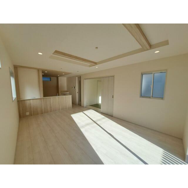 リビングにはアクセントクロスを配置しています☆落ち着いたお部屋の雰囲気をつく上げています♪