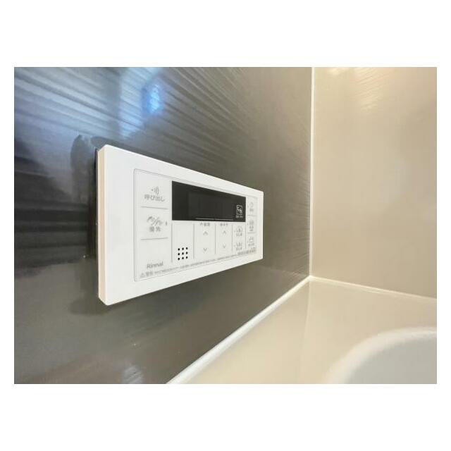 ボタンひとつでお湯張りや追い焚き、温度調整までしてくれる便利なオートバス機能付き！