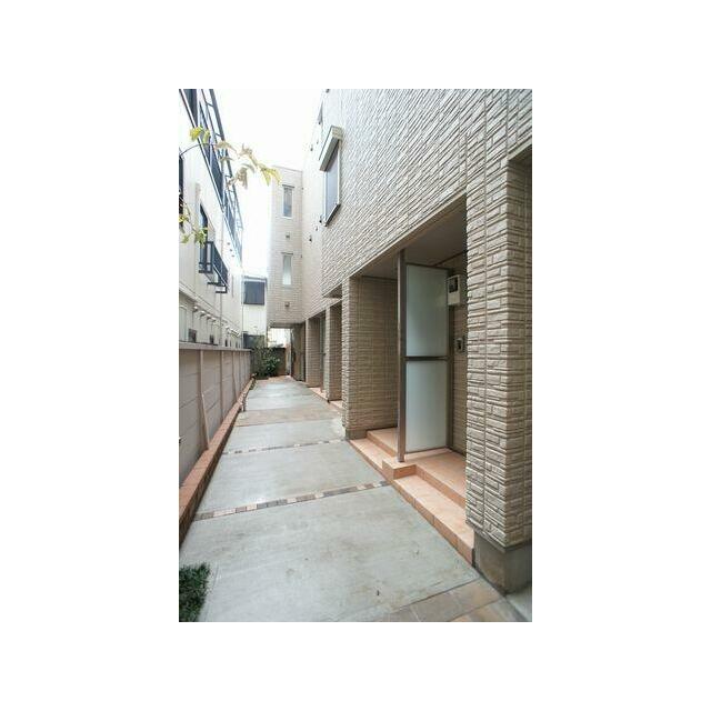 【プライバシー】に配慮した各住戸の玄関です。道路に直接面さないので家への出入りも気になりません♪