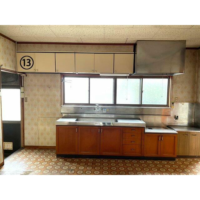 窓が大きいので明るいキッチンとなっております