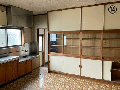 キッチン横には使いやすい備え付けの食器棚があります