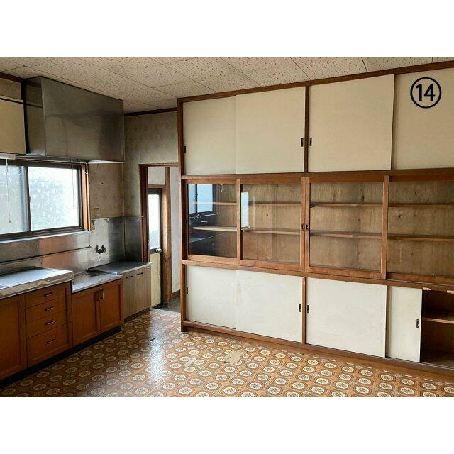 キッチン横には使いやすい備え付けの食器棚があります