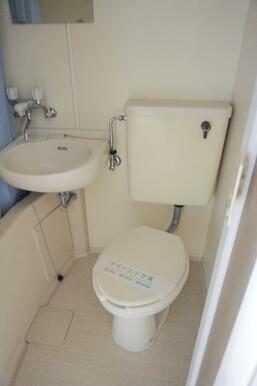 白を基調とした空間で清潔感のあるトイレです♪