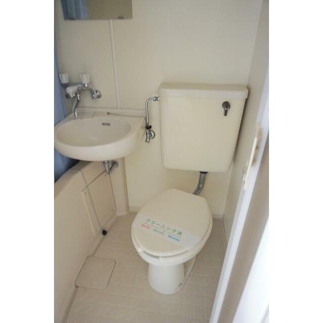 白を基調とした空間で清潔感のあるトイレです♪