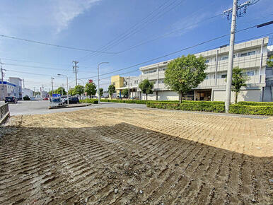 西側は広い駐車場なので見通しが良く、開放感があります。（南東側より撮影）