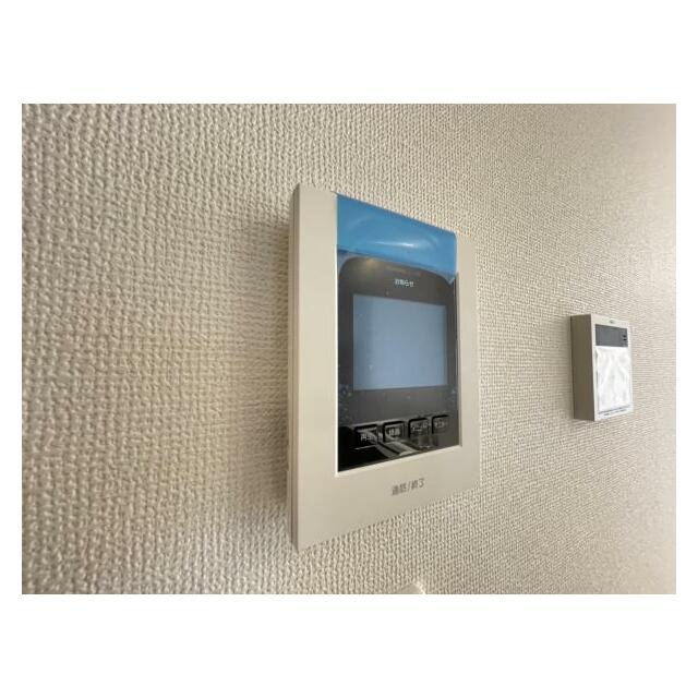 訪問者がひと目でわかるモニター付きインターホンを標準装備。お子さまのお留守番にも安心です！