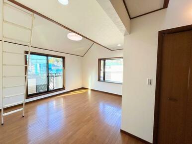 2階南西側洋室　約10.7帖　別角度から