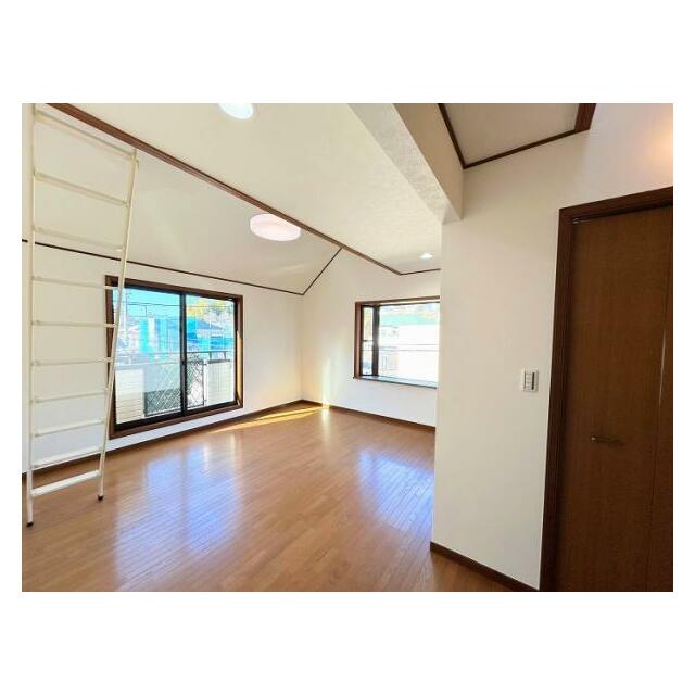 2階南西側洋室　約10.7帖　別角度から