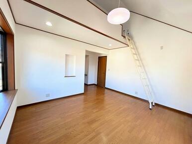 2階南西側洋室　約10.7帖