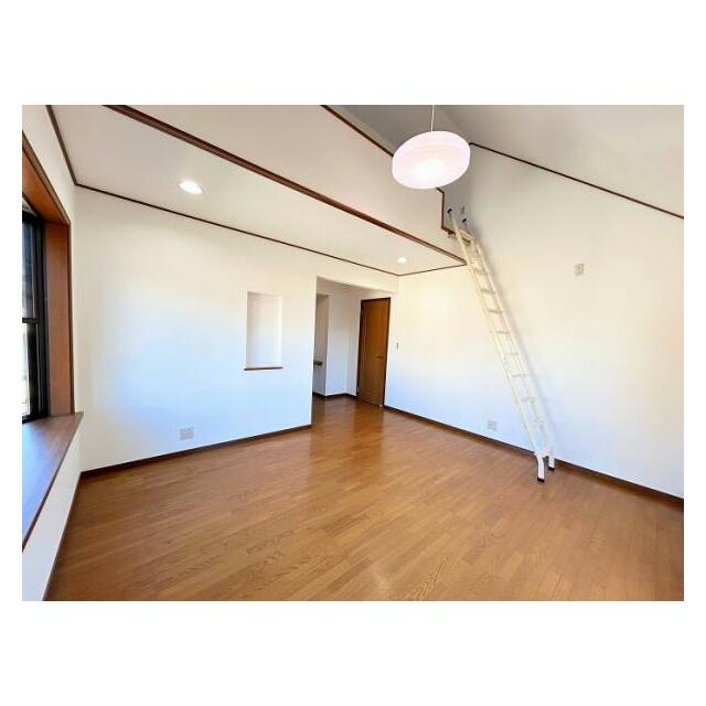 2階南西側洋室　約10.7帖