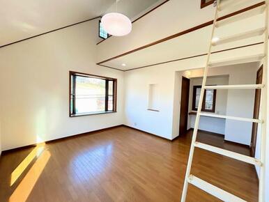 2階南西側洋室　約10.7帖　別角度から