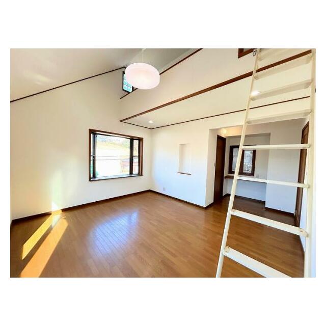 2階南西側洋室　約10.7帖　別角度から