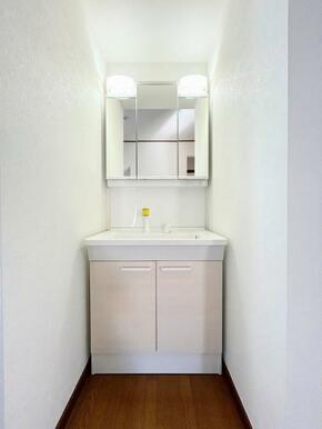 忙しい朝に便利な2階にも洗面台あり
