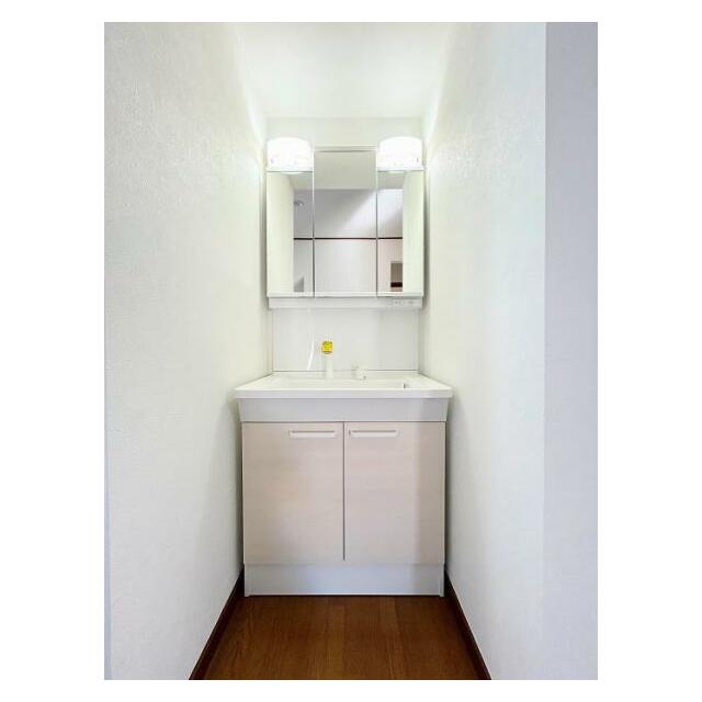 忙しい朝に便利な2階にも洗面台あり