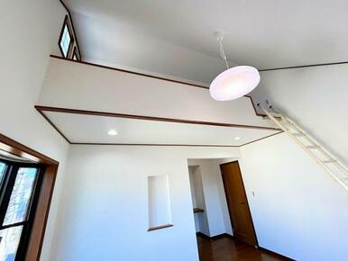 2階南西側洋室には便利なロフトスペースあり