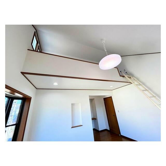 2階南西側洋室には便利なロフトスペースあり