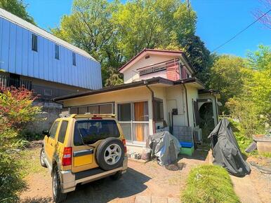 緑豊かな自然環境の住宅地　木造２階建てがあります