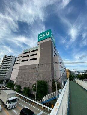 家具でおなじみの「ニトリ新横浜店」まで徒歩６分、450ｍです。