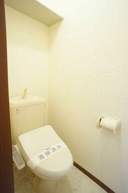 温水洗浄便座付きのトイレスペース。上部には収納棚も完備。