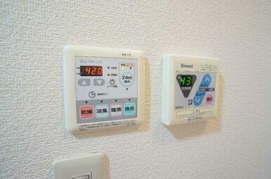 雨天時の洗濯物干しに活躍する浴室暖房乾燥機付きです。
