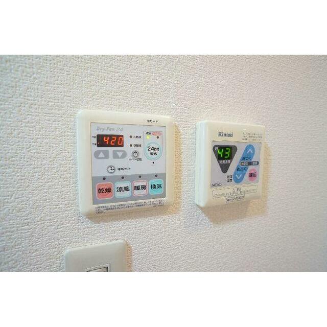 雨天時の洗濯物干しに活躍する浴室暖房乾燥機付きです。