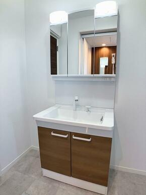 新品の洗面化粧台　シャワー付きでお手入れしやすい仕様です