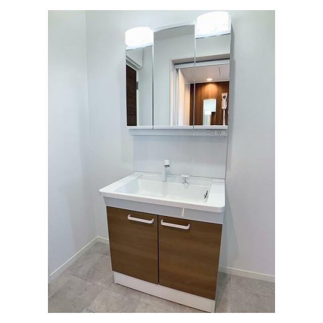 新品の洗面化粧台　シャワー付きでお手入れしやすい仕様です