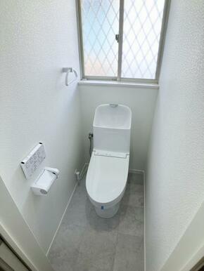 新品のトイレはウォシュレット付き