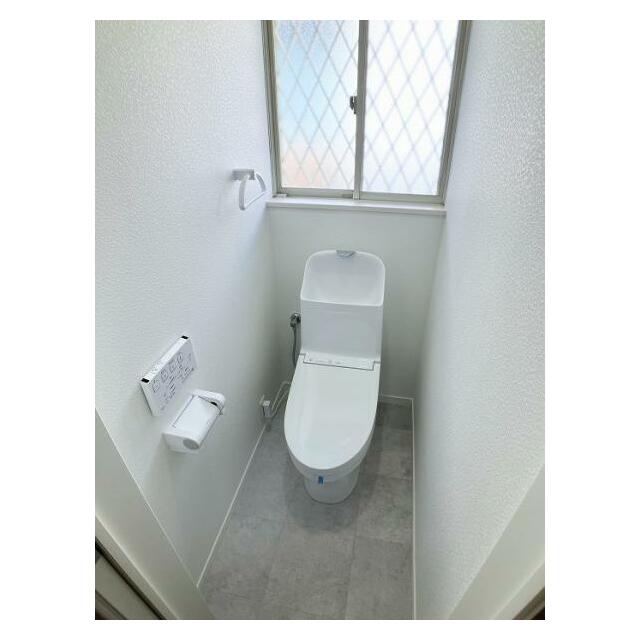 新品のトイレはウォシュレット付き