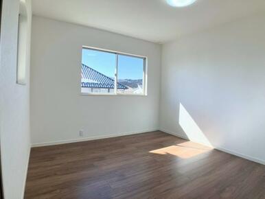 2階中央洋室は新品のフローリング張りやクロスの交換を行いました