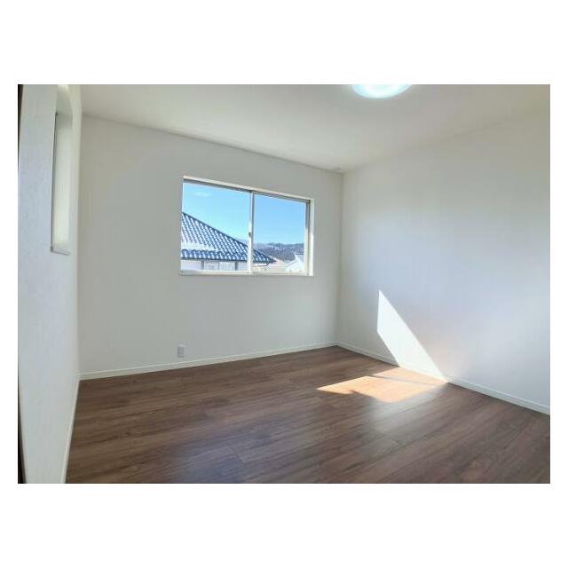 2階中央洋室は新品のフローリング張りやクロスの交換を行いました