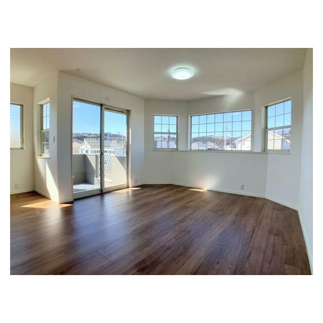 2階西側洋室は新品のフローリング張りやクロスの交換を行いました