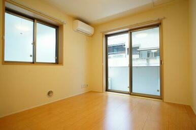 エアコン完備、２面採光のＬＤＫです♪