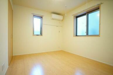 床は高級感のあるフローリング仕様♪