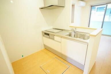 キッチンはＩＨクッキングヒーター＆魚焼きグリル付き！カウンターキッチンで料理も楽しく出来ます☆