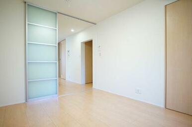 洋室とＬＤＫの仕切りはスライディングスクリーンでおしゃれに！