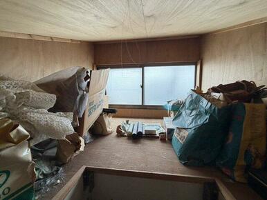 屋根裏収納スペース