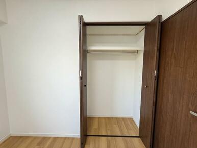 クローゼット　(洋室約4帖)