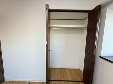 クローゼット　(洋室約6帖)