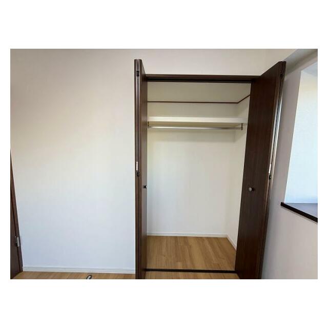 クローゼット　(洋室約6帖)