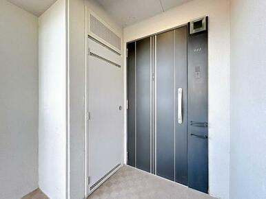 「玄関」玄関ドアの写真です。給湯器交換を行いました。