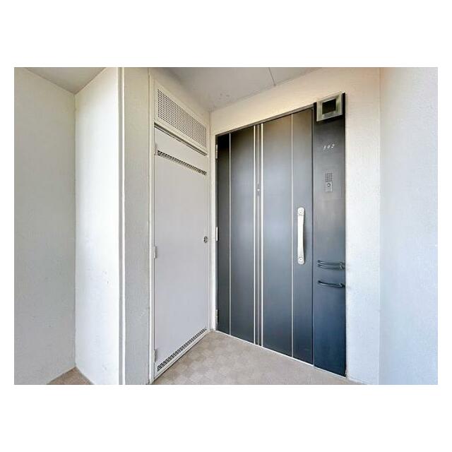 「玄関」玄関ドアの写真です。給湯器交換を行いました。