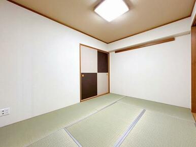 「和室」別角度写真です。天井はアクセントクロスで仕上げました。